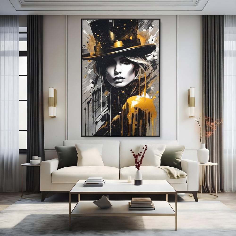 Tablou canvas cu tablou canvas cu portret de femeie cu joben, in rama de aluminiu negru, pe perete intr-un living